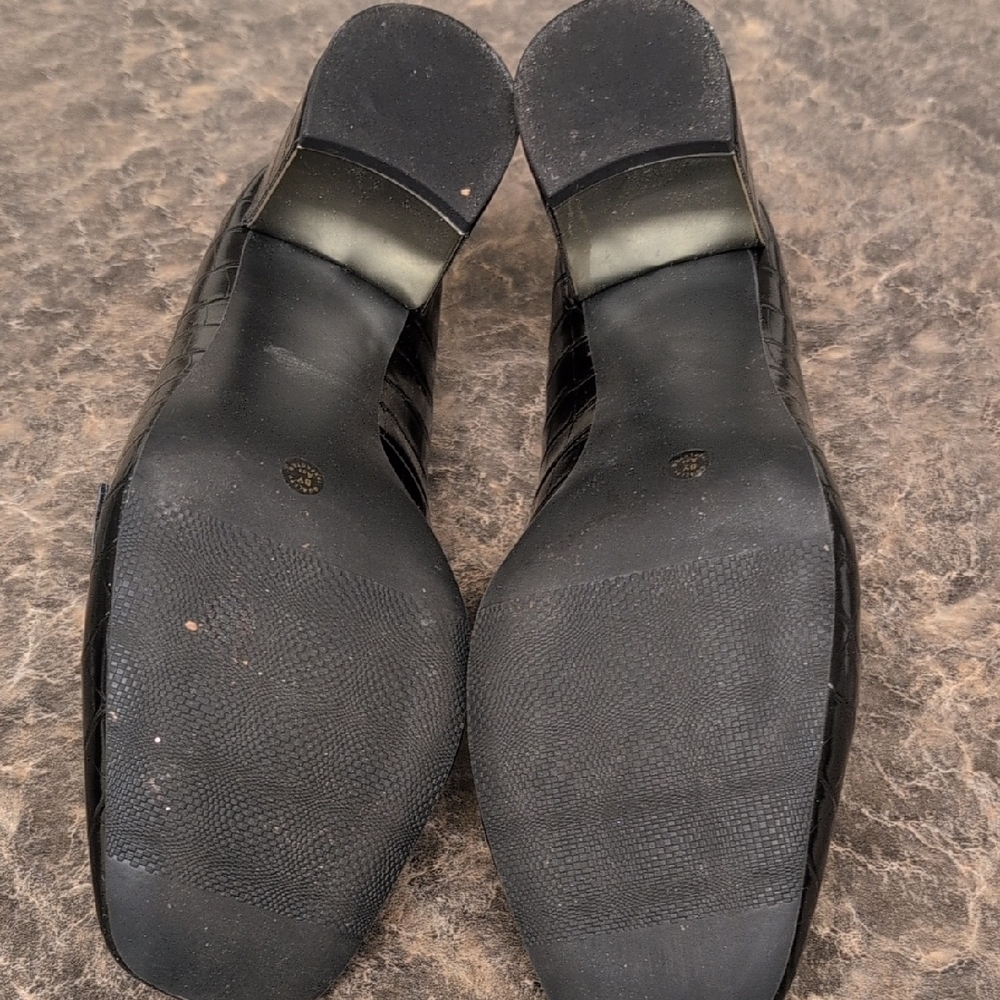Liz Claiborne Black Croc-Embossed Loafers with Gold Chain Giving Jackie O! - Picture 5 of 7